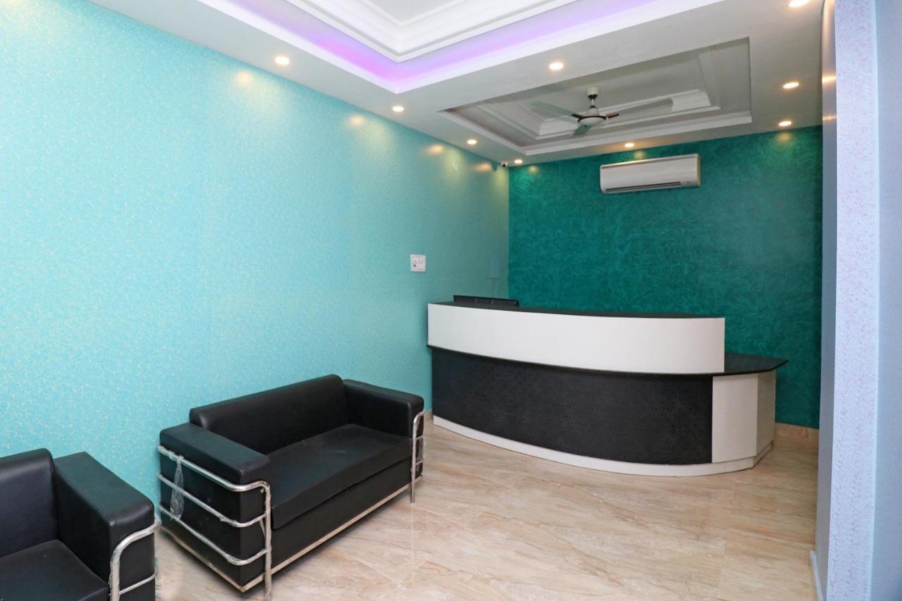 Oyo 25130 Hotel Royal Inn Nuova Delhi Esterno foto