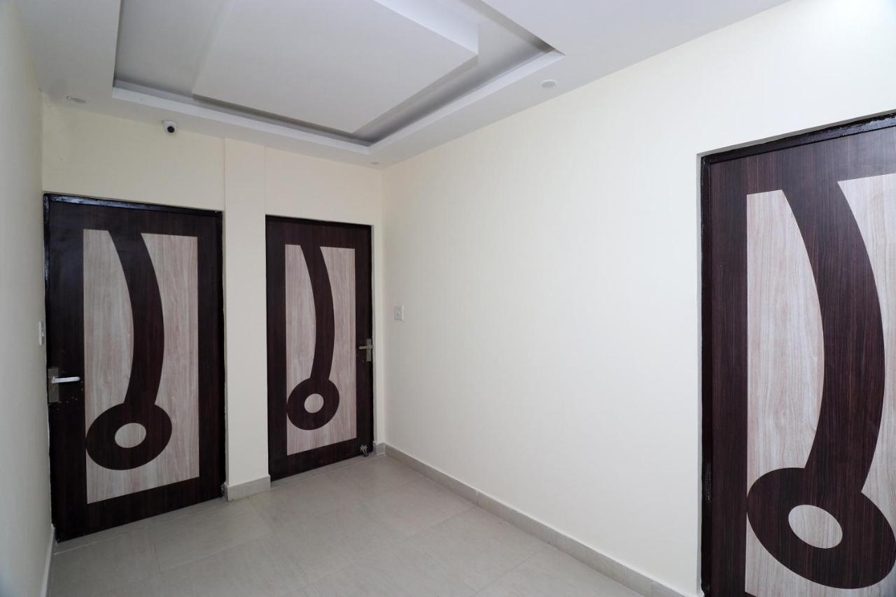 Oyo 25130 Hotel Royal Inn Nuova Delhi Esterno foto